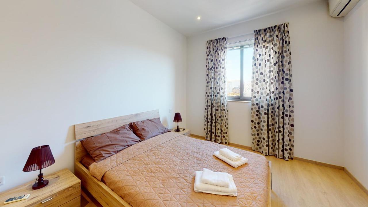 Spacious 2 Bedroom Apartment In Слима Экстерьер фото